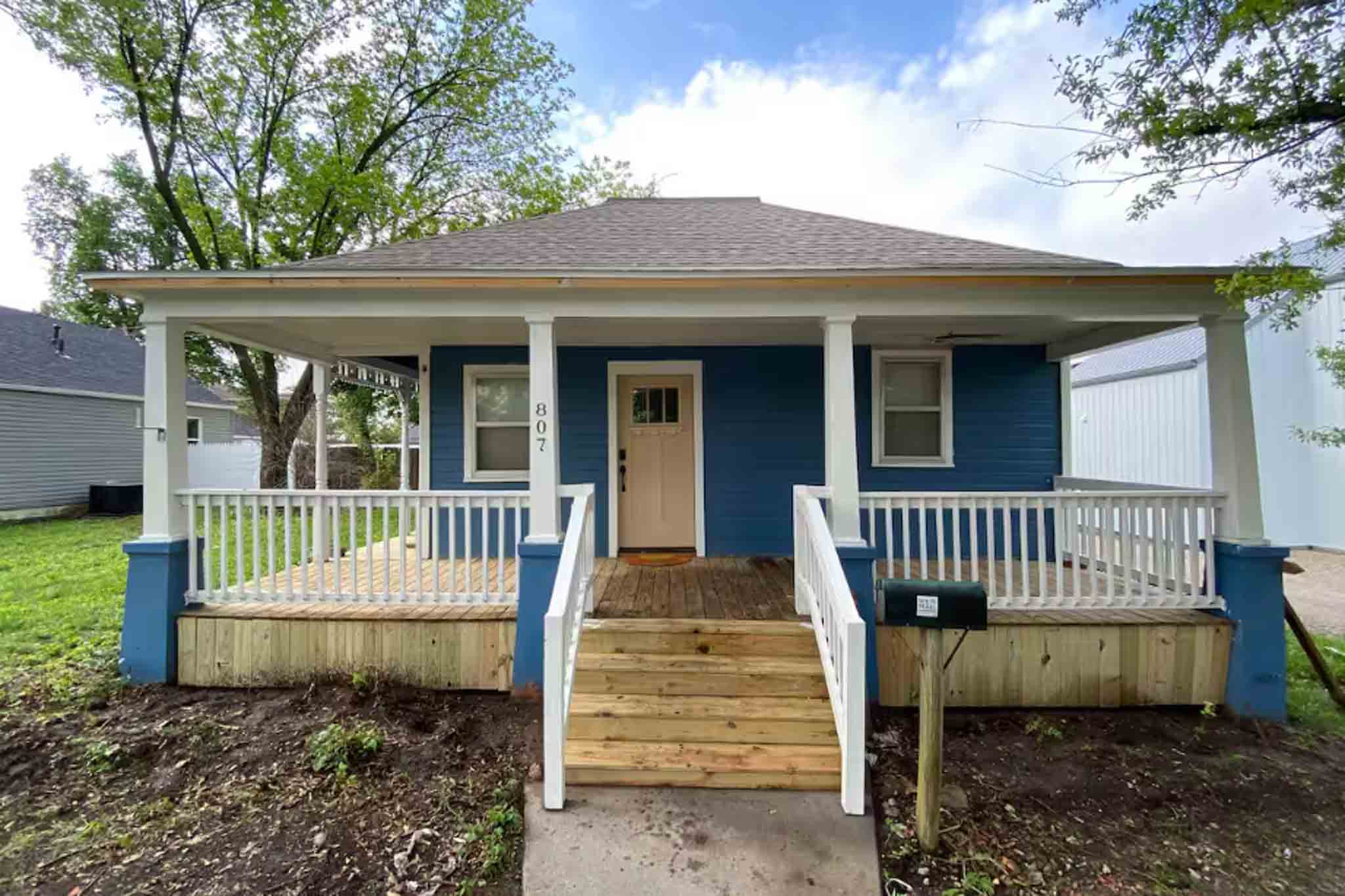 House on Pecan — charming 1930s home rental within walking distance of the square